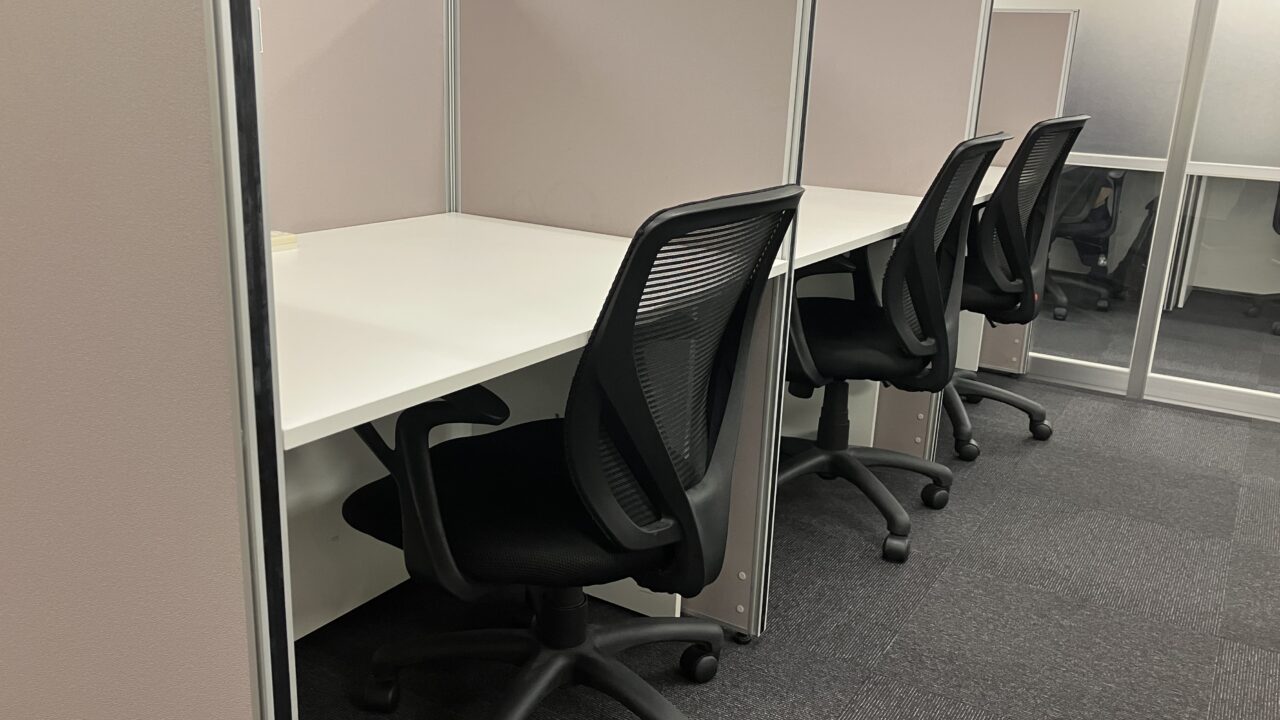 AI全頼りのエンジニアが作業するコワーキングスペースのデスク