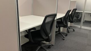 AI全頼りのエンジニアが作業するコワーキングスペースのデスク